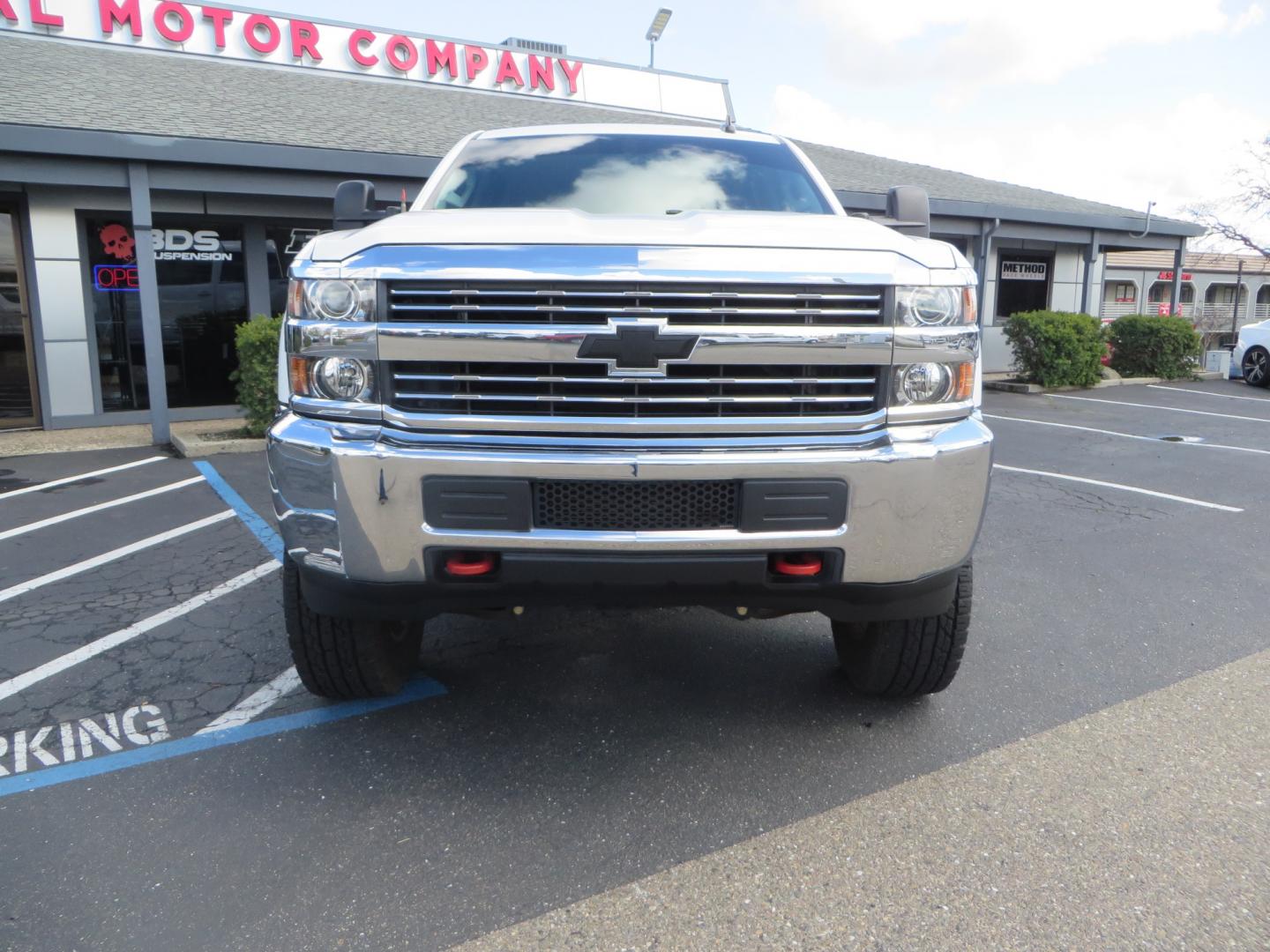 2016 White /Gray Chevrolet Silverado 2500HD LT Crew Cab 4WD (1GC1KVE81GF) with an 6.6L V8 OHV 32V TURBO DIESEL engine, 6A transmission, located at 2630 Grass Valley Highway, Auburn, CA, 95603, (530) 508-5100, 38.937893, -121.095482 - Features- Pro Comp suspension, Method Race wheels, Yokohama tires, Amp steps, Fox remote reservoir shocks, Air Bags, Smoked tail lights, LED back up lights, Weathertech floor liners, and window tint. - Photo#1